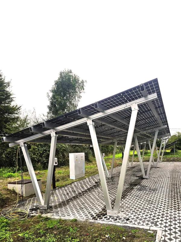 Carport avec panneaux solaires sur le toit